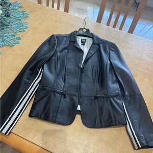 PRICE DROP: SPORTY, lined, FITTED Black and white LAMBSKIN LEATHER JKT, 12,WORTH